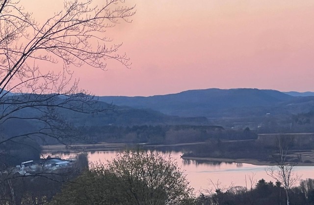 Amazing Views, Skiing Nearby and Amenities Galore!