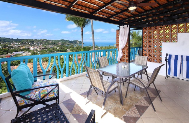 Amazing views, 5 minutes from downtown or the beach, quiet area of town