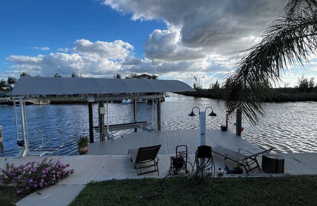 Amazing views! Fishing, kayaks, great restaurants. Well stocked-sparkling clean!