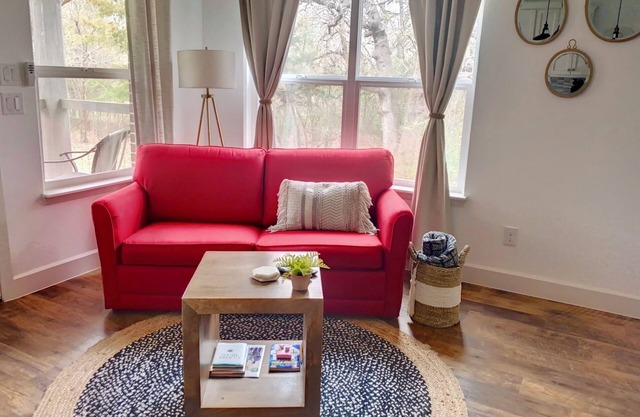 Amazing Views! Nature 3 Porches Wi-fi Secluded .5mi to downtown dine/shop