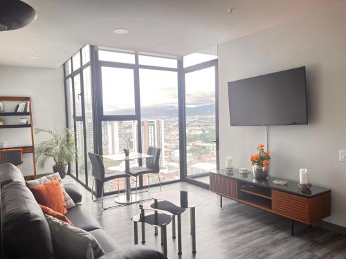Amazing views SJO, Cozy, Equipped. 24/7 Concierge
