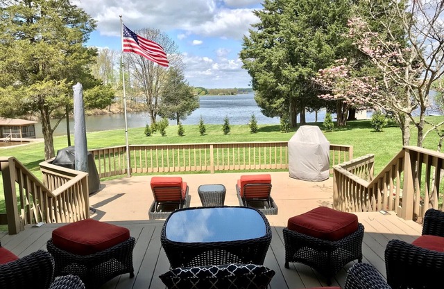 Amazing Views with Boathouse, Beach and Game Room on Lake Anna's Public Side