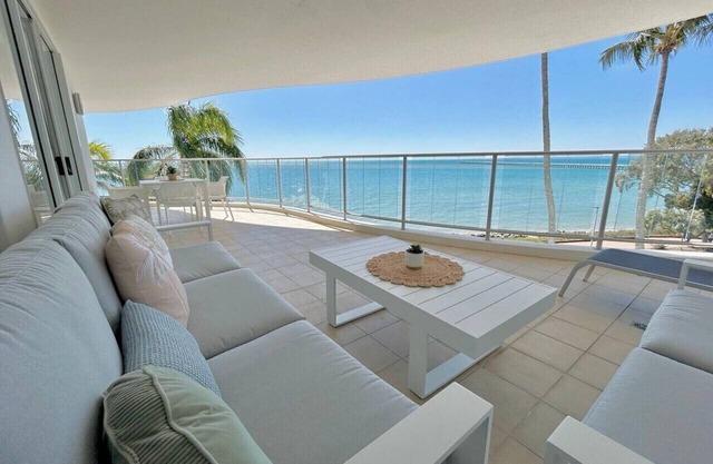 Amazing Water View Apartment - Pool, Gym, Parking.