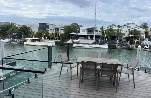 Amazing waterfront Luxury house&heated Pool& EV
