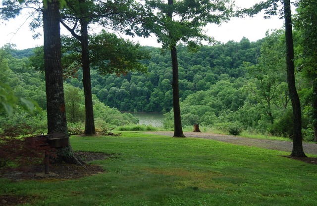 Americana Jacuzzi Lake View family Cabin3/4 mile to marina WIFI- NO CLEANING FEE