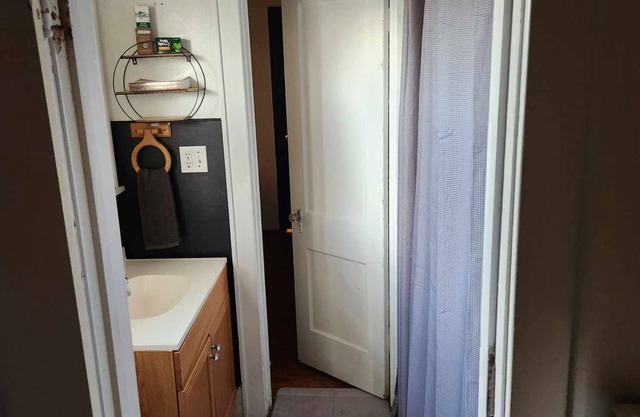"Ames House" Cozy, Country Charm, offers 4 beds, 1 bath, spacious living room.