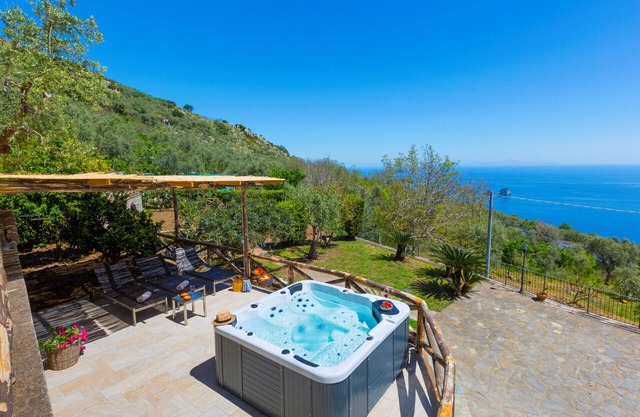 AMORE RENTALS - Villa Ambra with Jacuzzi, Garden and Sea View