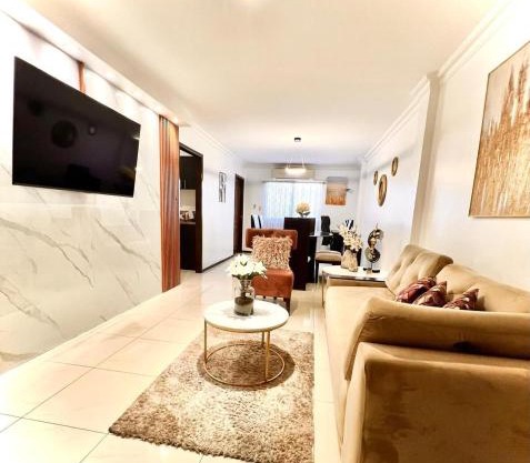Amplia Casa con Piscina en Guayaquil, La Aurora