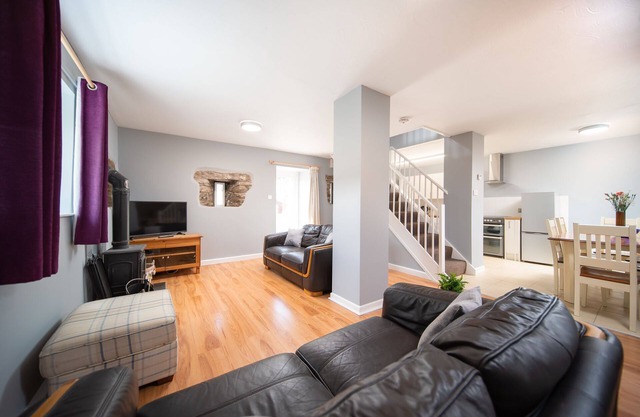 An apartment that sleeps 6 guests in 3 bedrooms