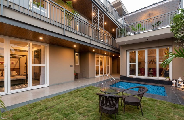 An opulent 4 bed villa resonating a quaint outhouse in the heart of Pink City!