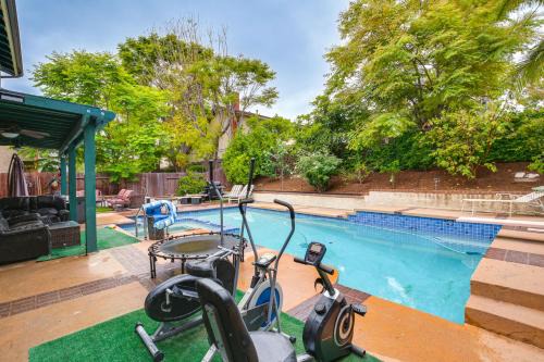 Anaheim Home with Pool, 14 Mi to Disneyland!
