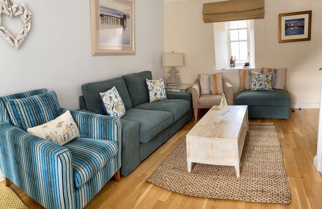 Anchor Cottage - private parking, sleeps 5