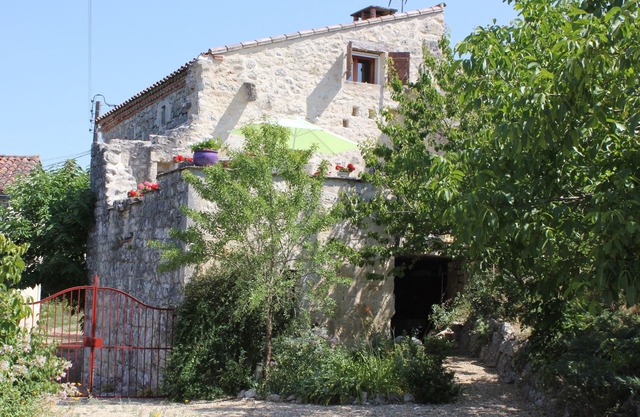 Ancient barn tastefully restored 4 kilometres from Cordes sur Ciel Tarn