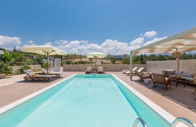 Anesis Villa, with Private Pool & BBQ, Walking distance to the beach & amenities