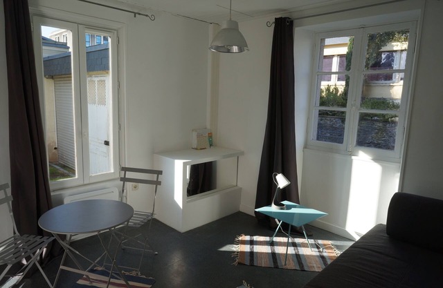 ANGERS small detached house city center UCO train station +/-1 mn