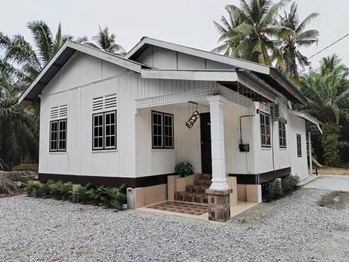 Anggerik Homestay suasana kampung