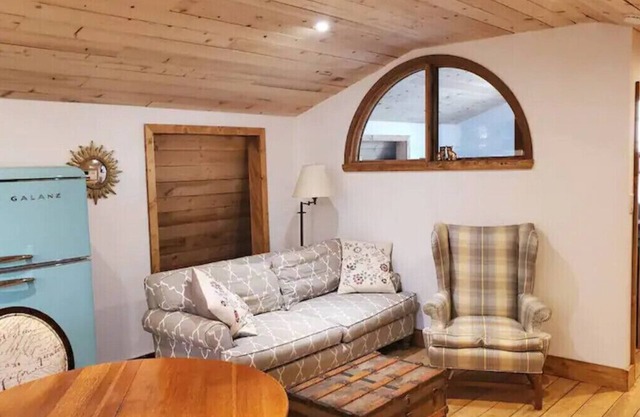 Animal Lovers Dream! Barn Loft stay in Burlington complete with Highland Cows