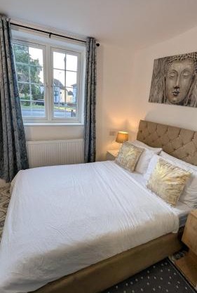 Annexe Studio private entrance, hallway and parking