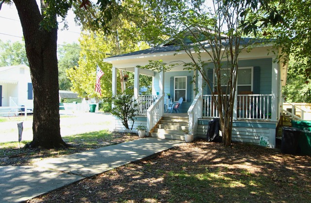 Annie's Cottage- A Peaceful Summer Getaway in Bay St. Louis! Adjustable Queens