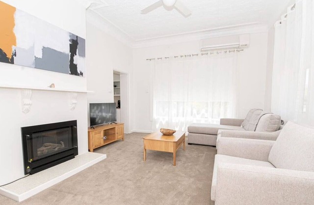 Anson Cottage - 1900 CBD Home, Private & Practical