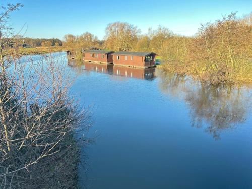 Ant River Lodge Houseboat