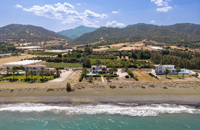 Anthiana Beach Villa - Argaka - A Seafront villa that sleeps 8 guests in 4 bedrooms