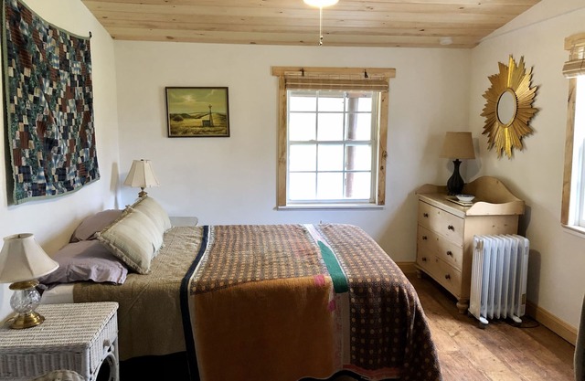 Antietam Toll House~ an historic waterfront cabin with fully fenced yard.