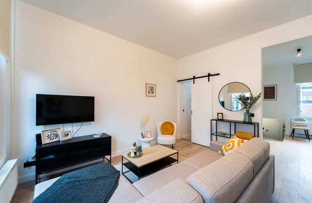 Antwerp Comfort: 3-Bedroom Apartment for 9