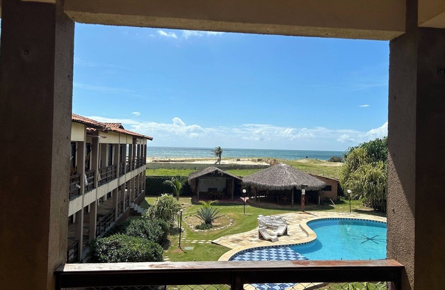 Apê em Residencial com Piscina e em Frente pro Mar, a 100 m da Praia!