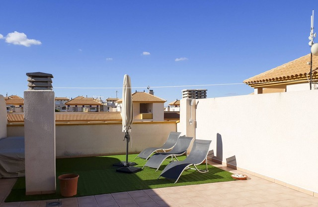 Ap. Elisa: Modern Penthouse, 2 bedrooms/1 bathroom with roof terrace!