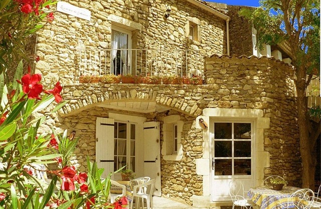 Apartments and studios in a stone house in the sunny south of France