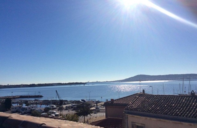 Apart 2 Overlooking Etang De Thau Bouzigues. Amazing Views 2nd floor sleeps 2-4
