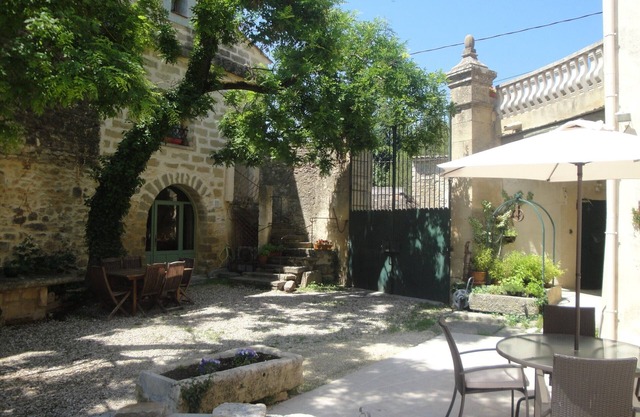 Apart. in 18th century farmhouse with heated pool, near Pont du Gard