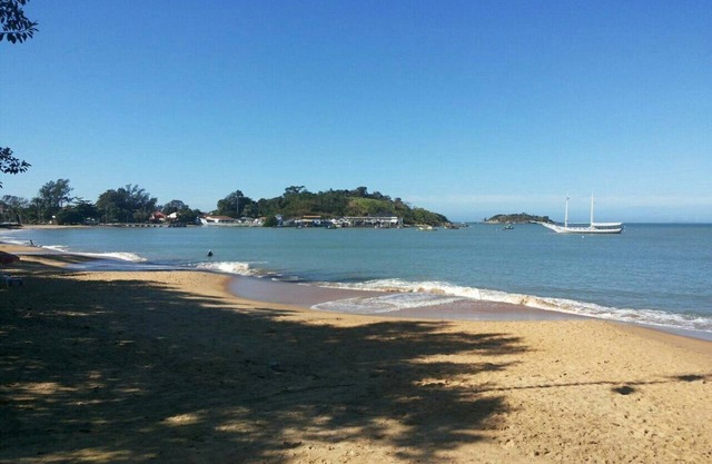 Apartamento no Centro de Rio das Ostras. Localizado a cerca de 50m da praia.