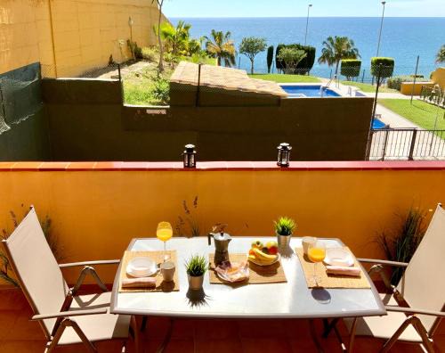 Apartamento de 2 dormitorios, gran terraza, vistas al mar junto playa Carvajal