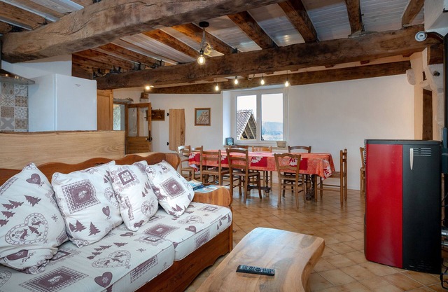 Apartment 'Les Hirondelles' with Mountain View, Private Terrace and Private Garden