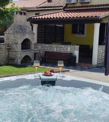 Apartman Matija Rebići- Cozy getaway with jacuzzi & kid's playground