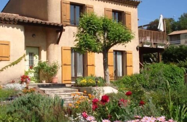 Apartment 2 bedrooms, at the first floor of villa: garden, pool