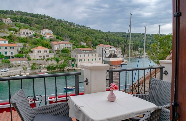 Apartments Daira (102041-A3) - Stomorska - island Solta