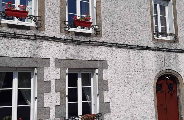 Apartment 3 a lovely 1 bed flat with garden and parking. No fees.