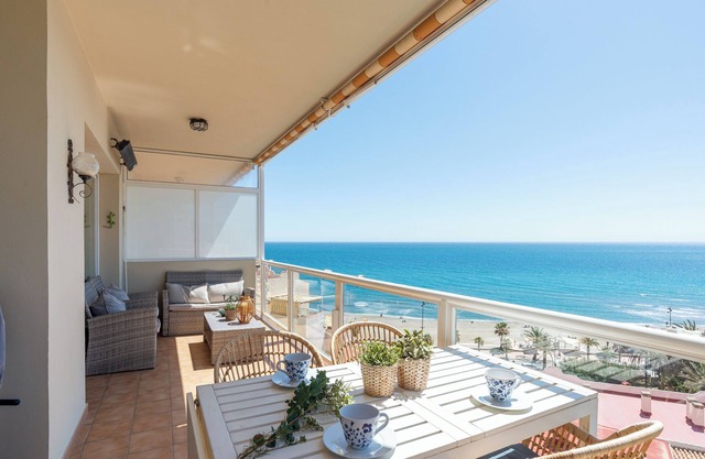 Apartment '3 Bed Apt 100 M From The Beach' with Sea View, Wi-Fi and Air Conditioning