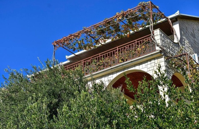 Apartment 530/1270 (Central Dalmatia - Pisak), 60m from the beach