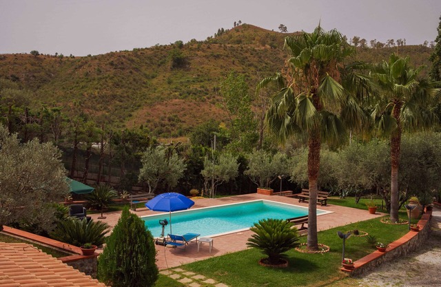 Apartment 6 places with shared pool, surrounded by greenery 1 km from the sea!