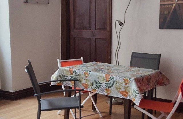 Apartment 63m2 historic center. Quiet location near Isère and town center