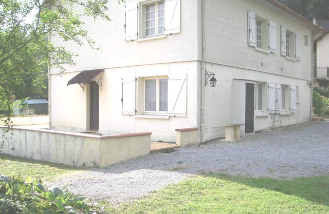 apartment 80 m², ground floor, living room, 2 bedrooms, kitchen, separate wc, bathroom.