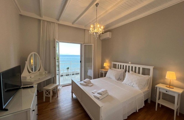 Apartment 'Amaranth Rose' with Private Garden, Wi-Fi and Air Conditioning