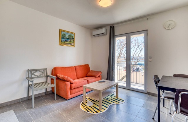 Apartment 'Appartement 4 Personnes' with Shared Garden and Balcony