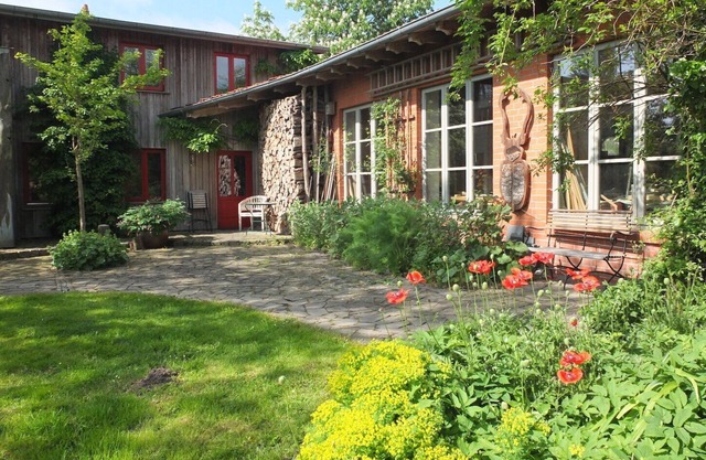 Apartment 'Atelierwohnung Hof Kranichmoor' with Private Terrace, Shared Garden and Wi-Fi