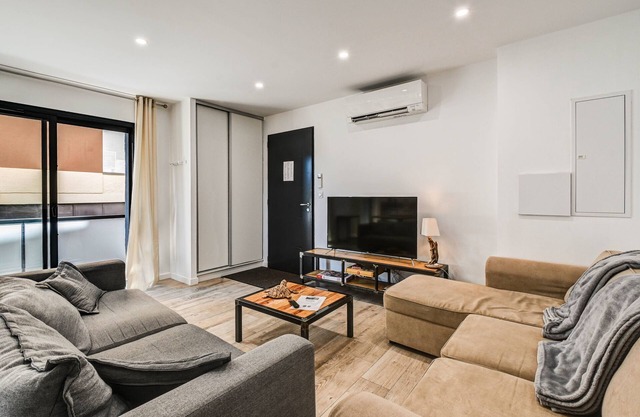 Apartment 'Aux Pieds Des Pistes - Appt B' with Mountain View, Wi-Fi and Air Conditioning