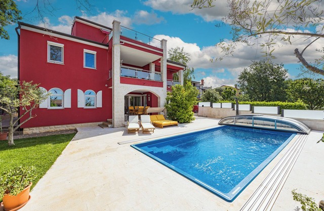 Apartment Ayni With Private Pool, Umag, Croatia